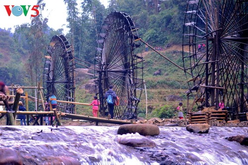 Wasserschöpfräder in Ban Bo: Die einzigartige Erfindung der ethnischen Minderheiten in Lai Chau - ảnh 1